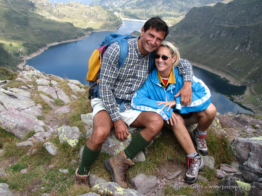 cimagpII 030.jpg - Siamo al Passo dei Laghi Gemelli (2139 m.) - Luisa e il lupo con Mimmo